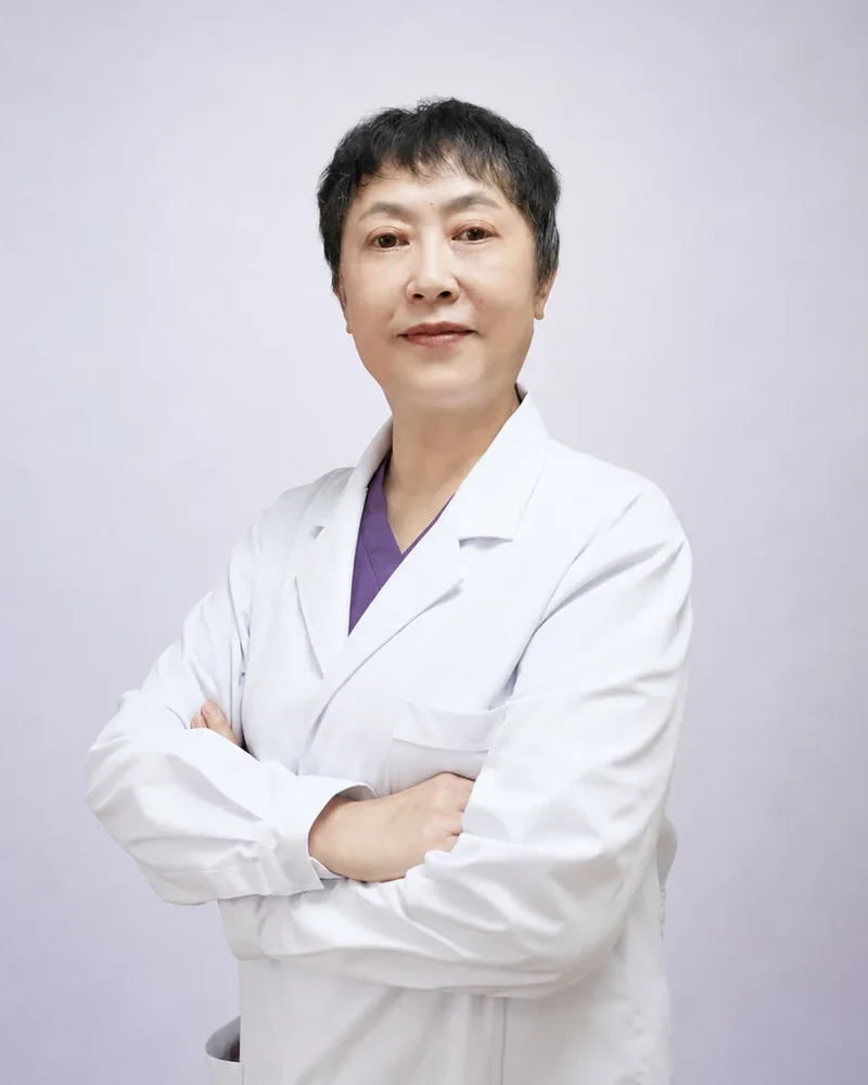 蔡显莲门诊主任形象照