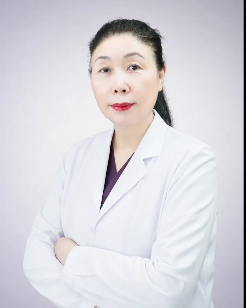 黄艳门诊主任形象照